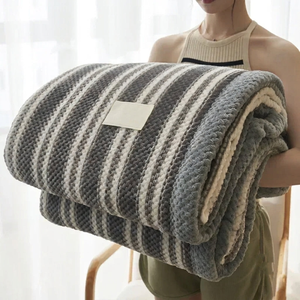 Plaid Tricoté « Douceur » — Chenille Moelleuse, Fait Main